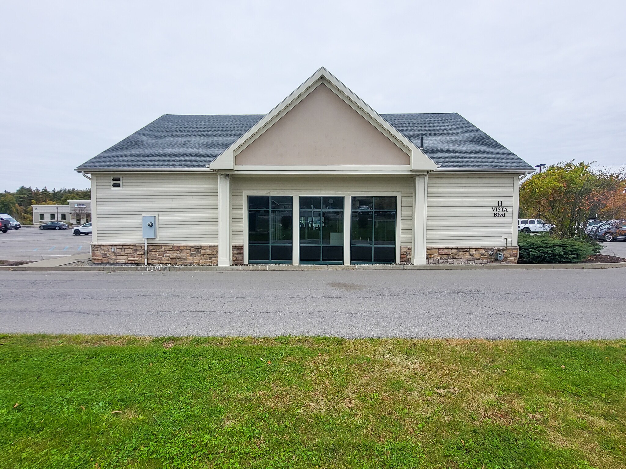 11 Vista Blvd, Slingerlands, NY for lease Building Photo- Image 1 of 18