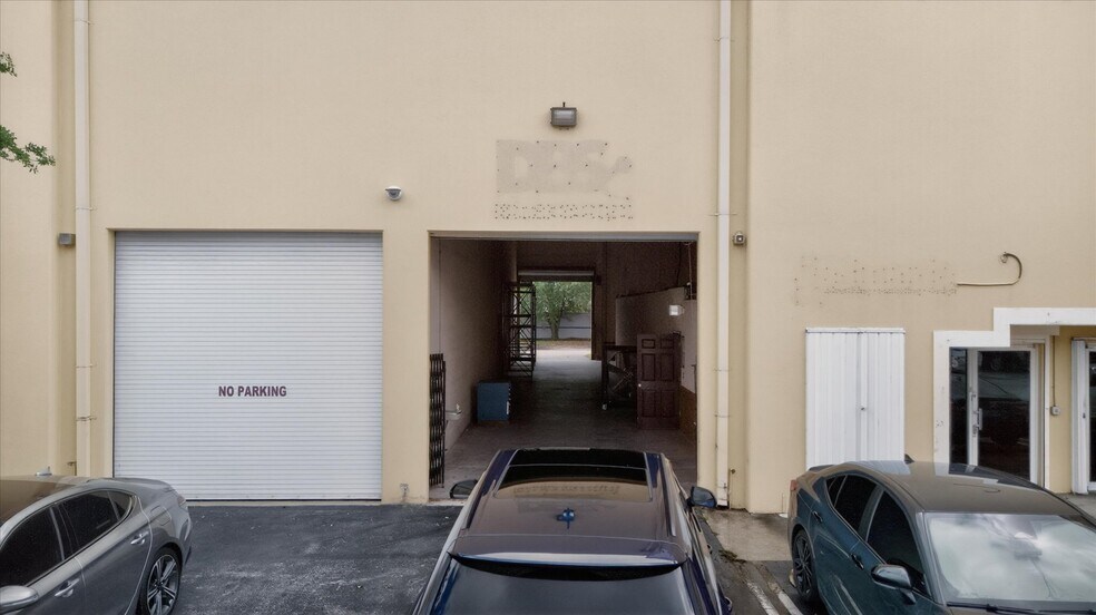 3815 NW 125th st, Opa-locka, FL à louer - Photo du bâtiment - Image 2 de 20