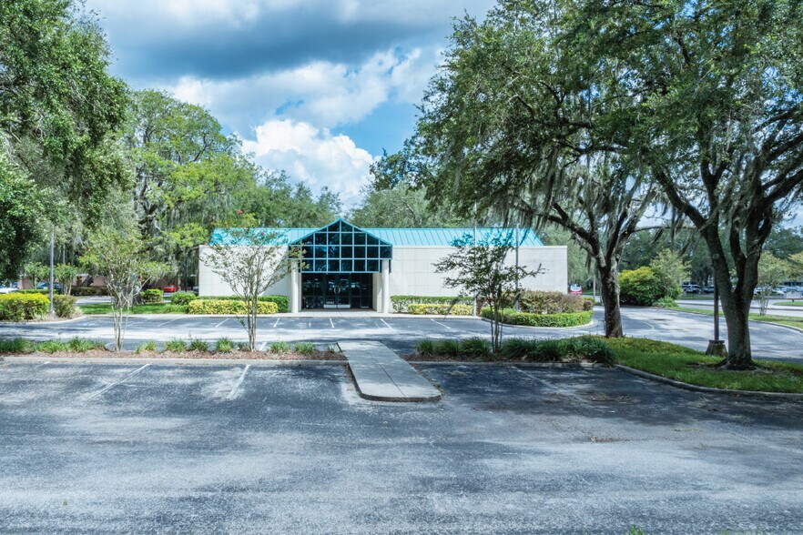 15302 Amberly Dr, Tampa, FL à vendre - Photo du bâtiment - Image 3 de 5