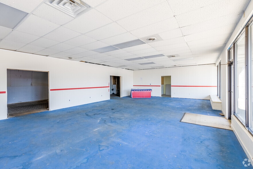 16761 Saint Clair Ave, East Liverpool, OH for lease - Interior Photo - Image 2 of 33