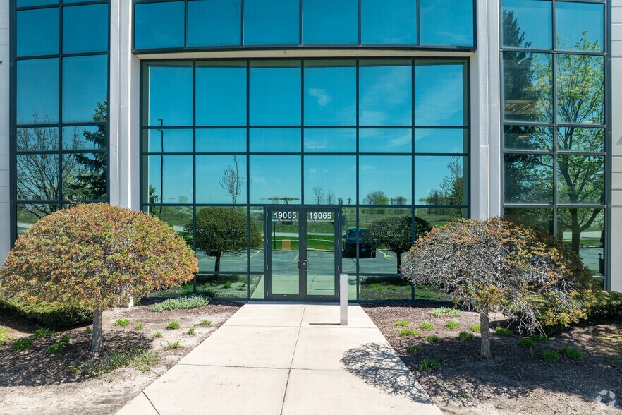 19065 Hickory Creek Dr, Mokena, IL à louer - Photo du bâtiment - Image 3 de 4