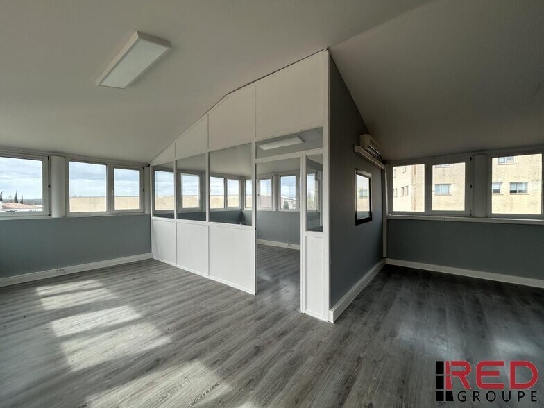 Zone Des Jallassieres, Éguilles for lease - Interior Photo - Image 3 of 4