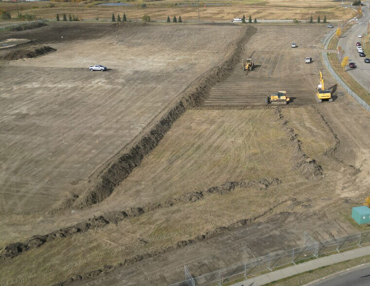 300 Bethel Way, Sherwood Park, AB à louer - Photo du bâtiment - Image 2 de 4