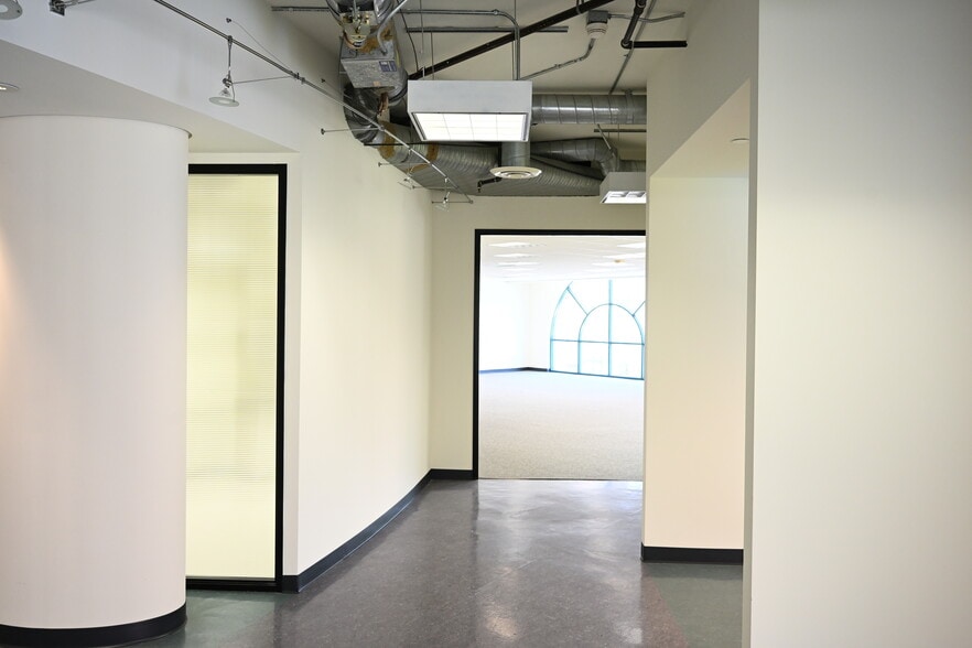 128-130 N Brand Blvd, Glendale, CA for lease - Building Photo - Image 3 of 8