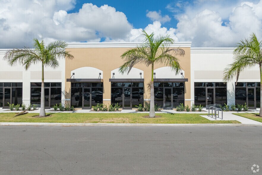 5335 N Military Trl, West Palm Beach, FL à louer - Photo du bâtiment - Image 2 de 23