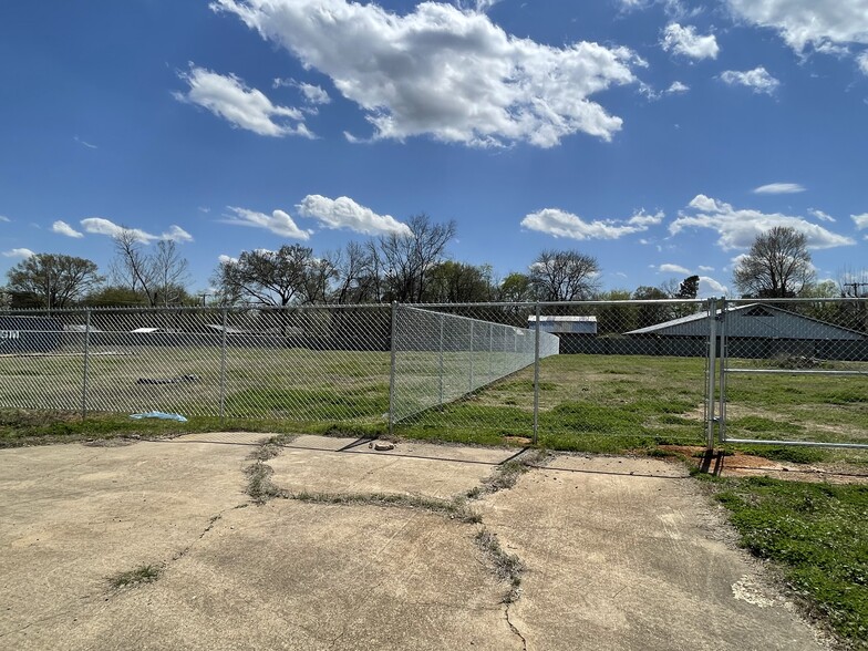 2106 E US Highway 80, White Oak, TX for sale - Building Photo - Image 3 of 9