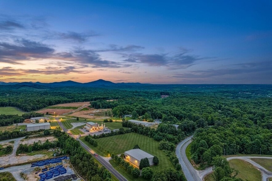 1972 Red Oak Flats Rd, Dahlonega, GA for sale - Building Photo - Image 2 of 53