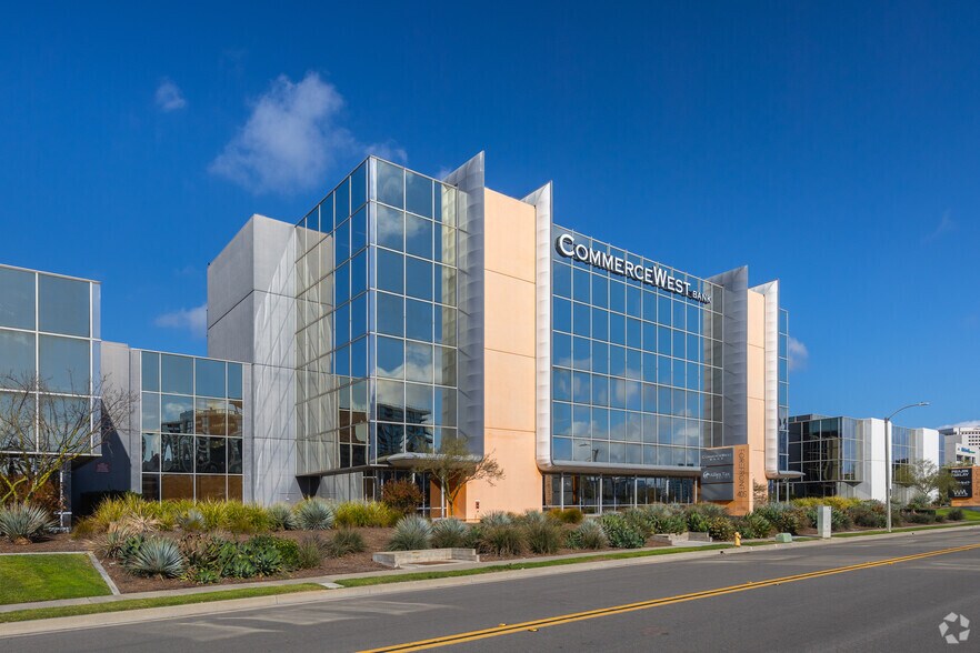 2445 McCabe Way, Irvine, CA à louer - Photo du bâtiment - Image 1 de 7