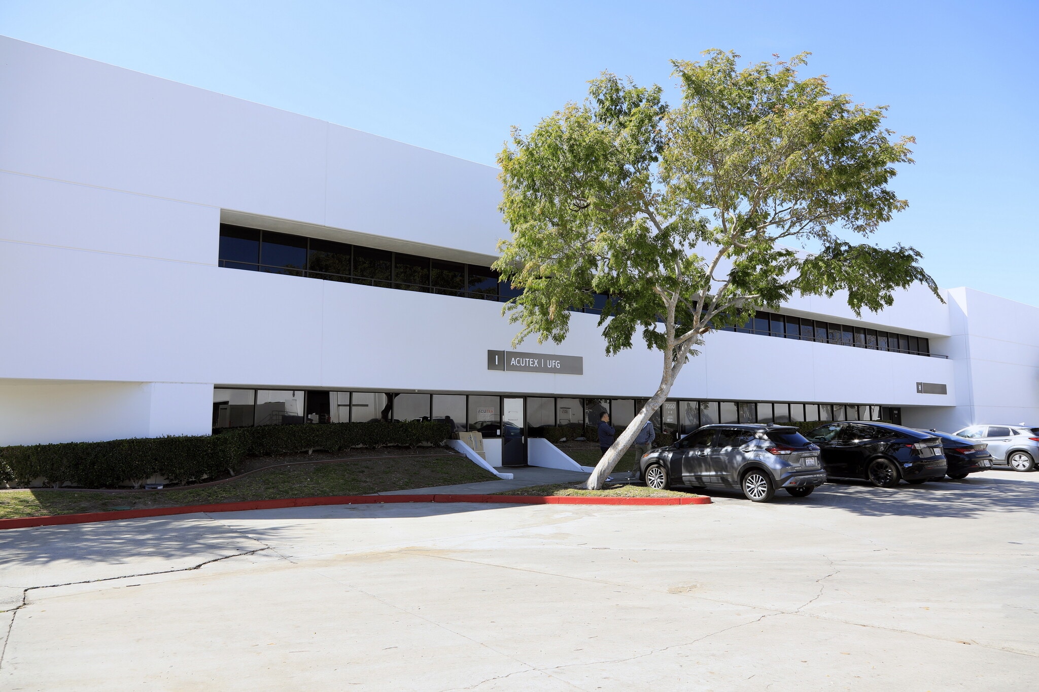 7050 Village Dr, Buena Park, CA à louer Photo du bâtiment- Image 1 de 20