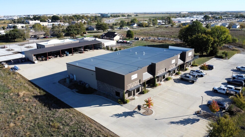 912-922 E Warren St, Gardner, KS for lease - Primary Photo - Image 1 of 37