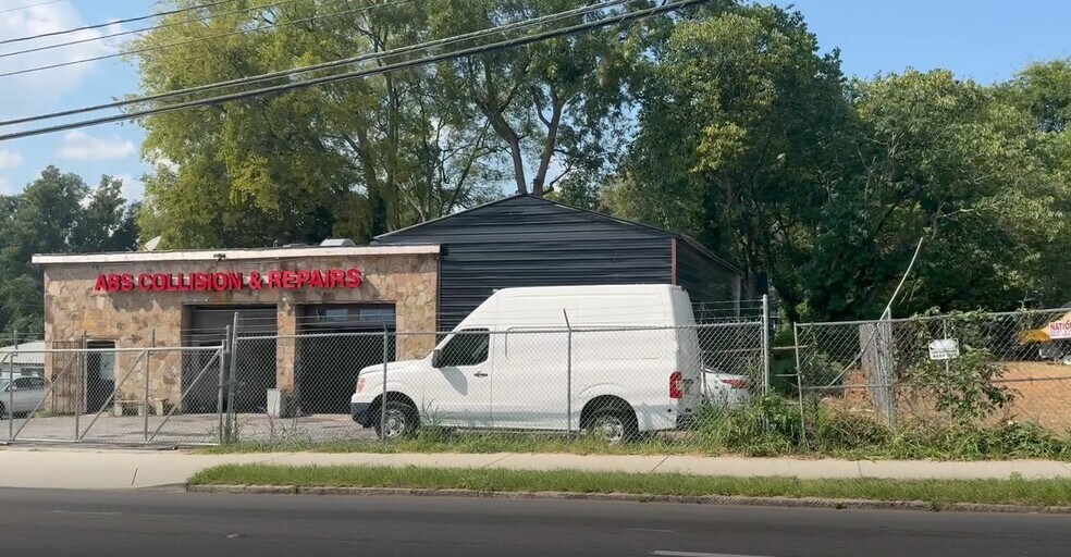 University Avenue Mixed-Use Assemblage portefeuille de 4 propriétés à vendre sur LoopNet.ca - Vidéo sur l’inscription commerciale - Image 3 de 13