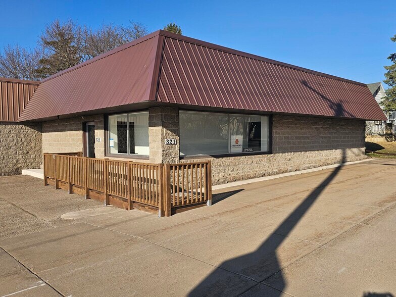 321 W Clifton St, Tomah, WI à vendre - Photo du bâtiment - Image 2 de 19