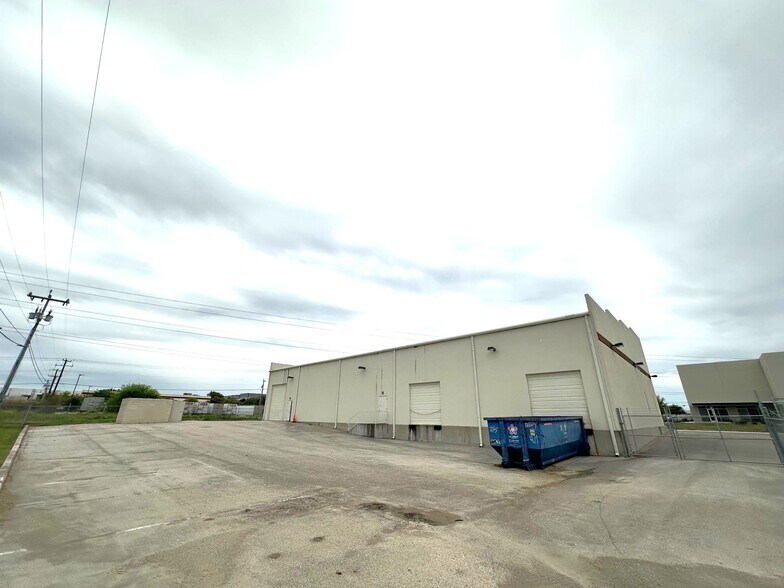 6724 Guada Coma Dr, Schertz, TX à louer - Photo du bâtiment - Image 2 de 5