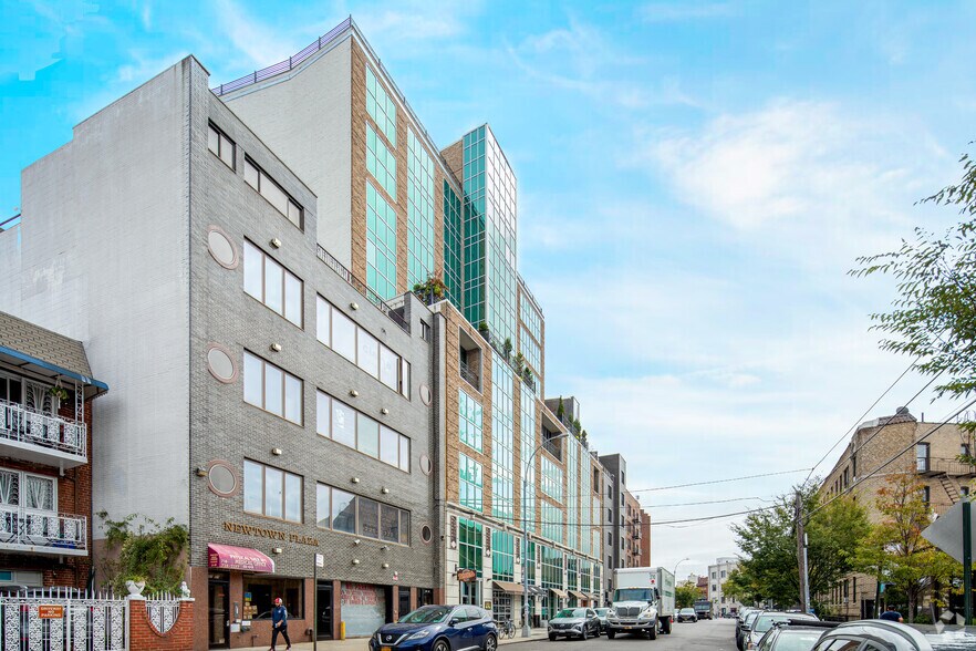 31-19 Newtown Ave, Astoria, NY à louer - Photo du bâtiment - Image 3 de 15