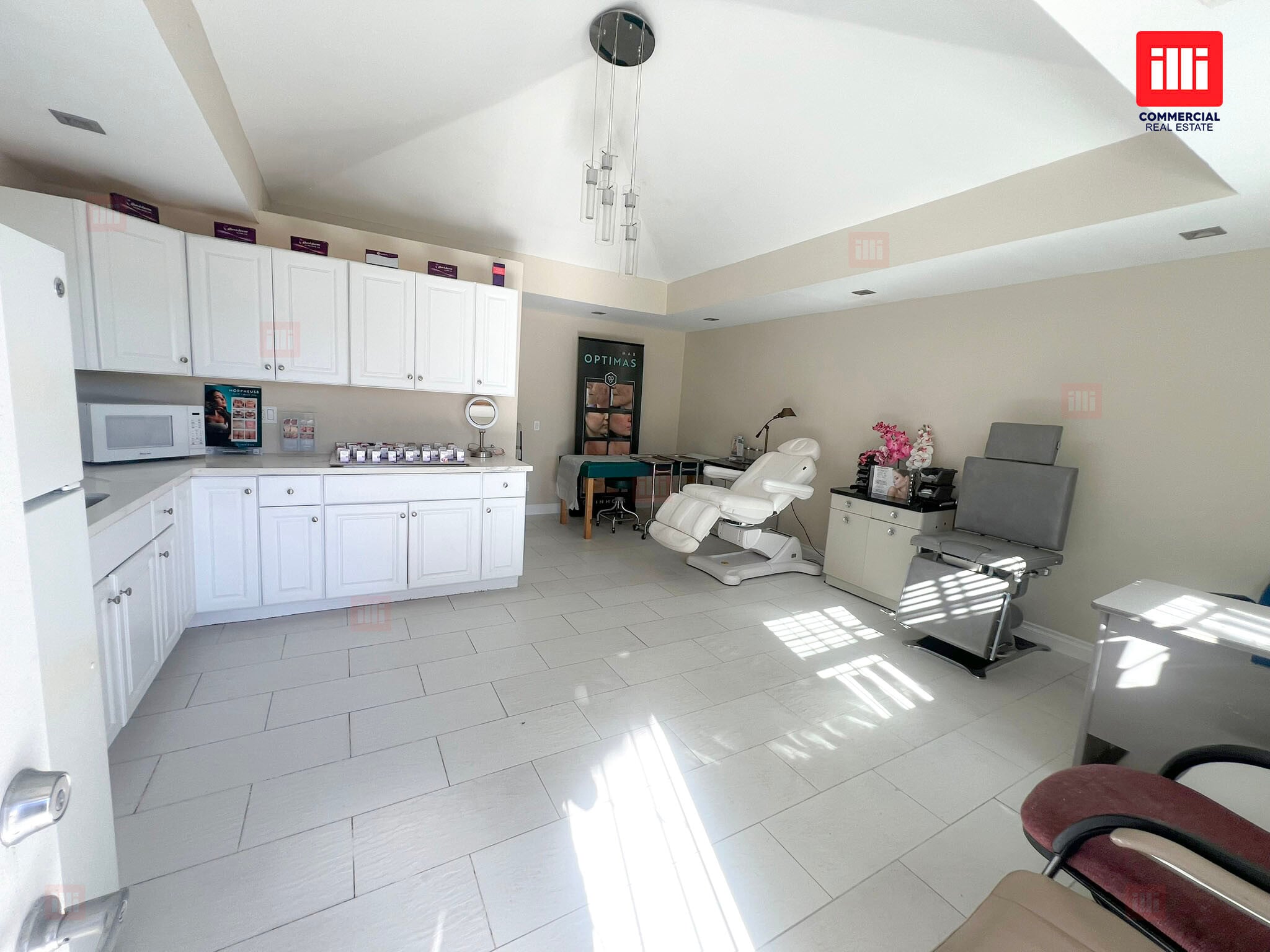 17447 Chatsworth St, Granada Hills, CA à louer Photo intérieure- Image 1 de 6