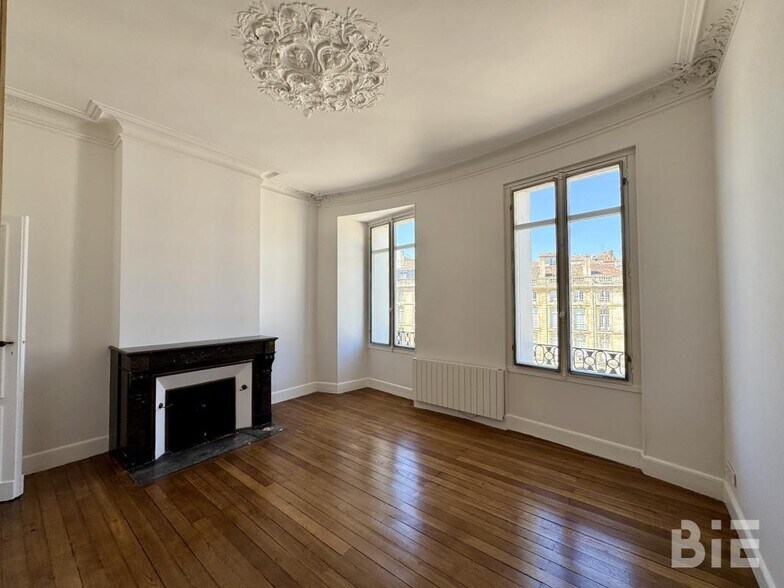 Office in Bordeaux for lease - Interior Photo - Image 2 of 9