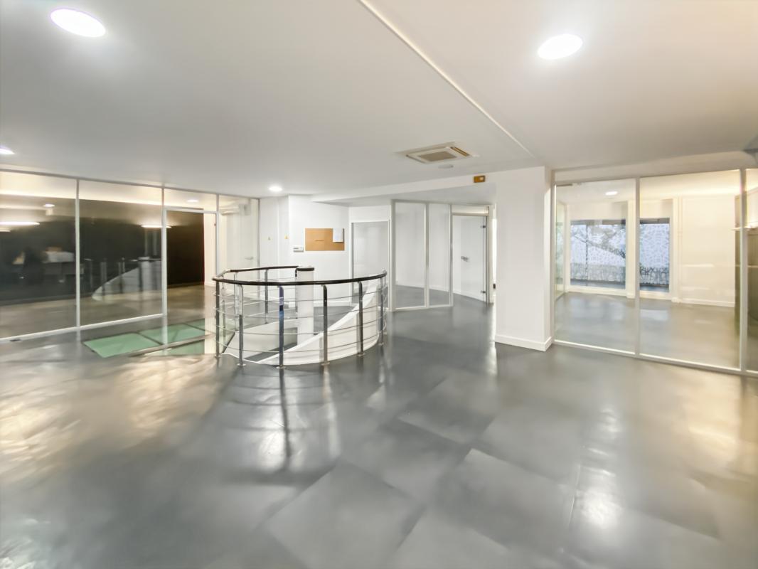 Office in Levallois-Perret for sale Building Photo- Image 1 of 9
