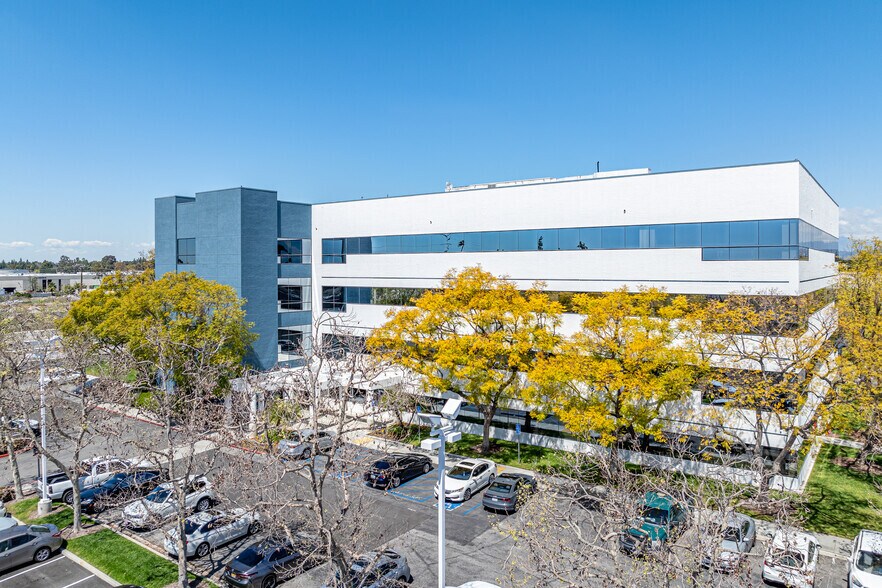 16700 Valley View Ave, La Mirada, CA à louer - Photo du bâtiment - Image 2 de 11