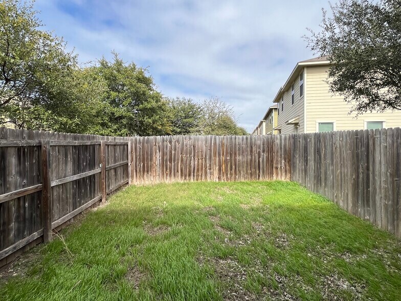 6309 Attucks Ln, San Antonio, TX à vendre - Photo du bâtiment - Image 3 de 31
