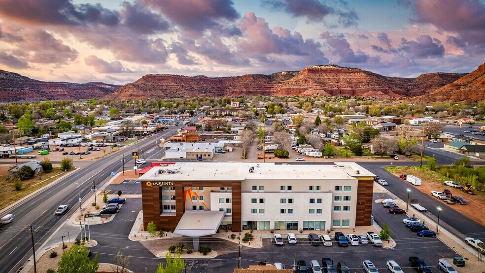 465 S 100 E, Kanab, UT à vendre - Photo du bâtiment - Image 2 de 78