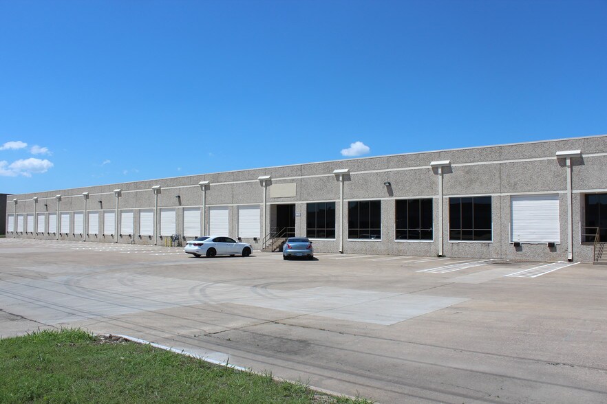 1925-1939 N Great Southwest Pky, Grand Prairie, TX à louer - Photo du bâtiment - Image 3 de 10