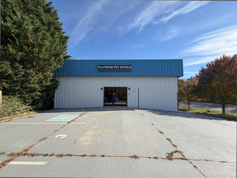 900 W Chapel Rd, Asheville, NC à vendre - Photo du bâtiment - Image 2 de 35