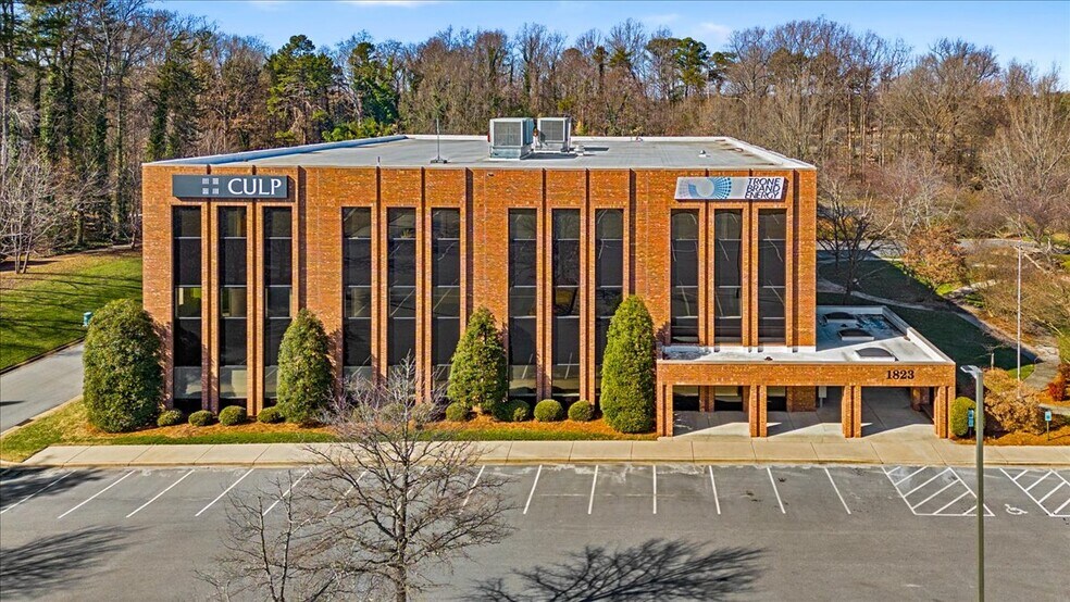 1823 Eastchester Dr, High Point, NC à louer - Photo du bâtiment - Image 1 de 13