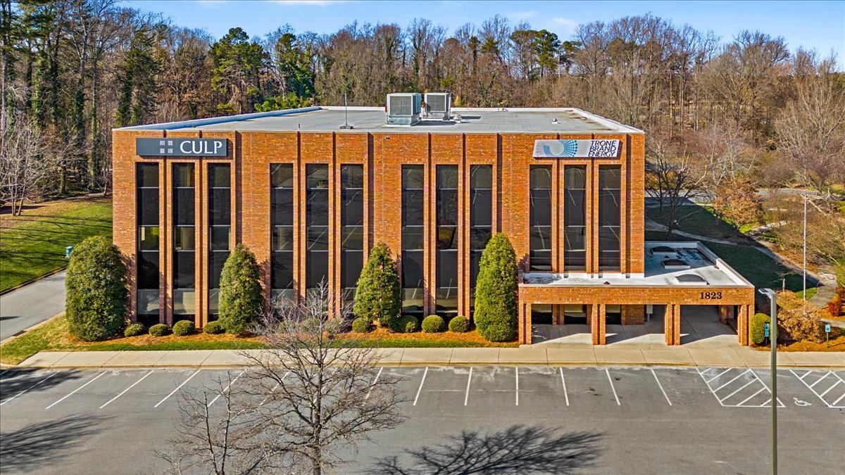 1823 Eastchester Dr, High Point, NC à louer Photo du bâtiment- Image 1 de 14