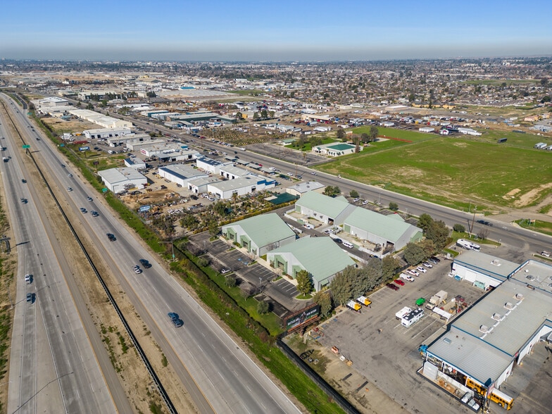 4425 E Brundage Ln, Bakersfield, CA for lease - Building Photo - Image 2 of 11