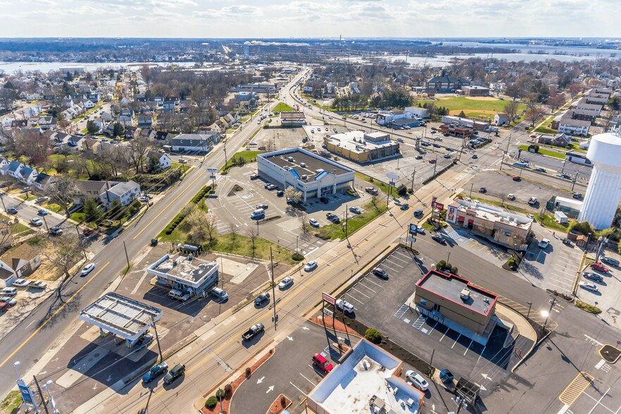 702 Browning Ln, Gloucester City, NJ à vendre - Photo du bâtiment - Image 2 de 4