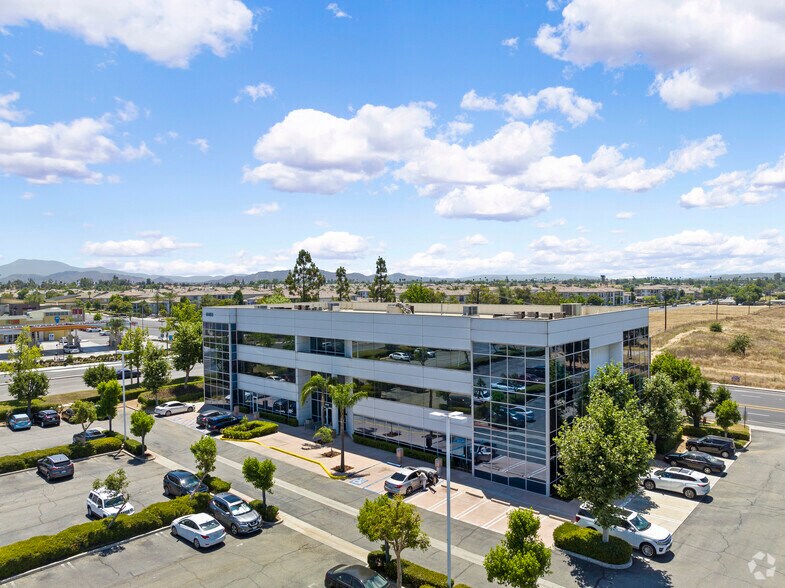 6485 Day St, Riverside, CA à louer - Aérien - Image 2 de 5