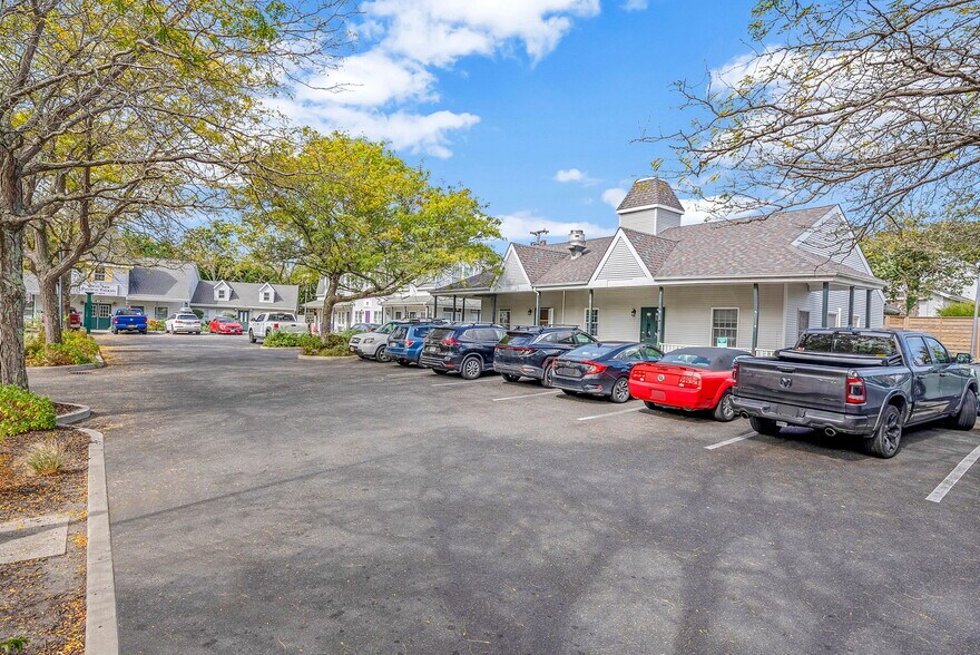 9 Sterlington Commons, Greenport, NY à vendre - Photo du bâtiment - Image 3 de 7