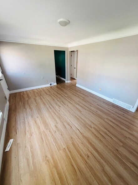 1013 S Main St, Plymouth, MI à louer - Photo du bâtiment - Image 3 de 14