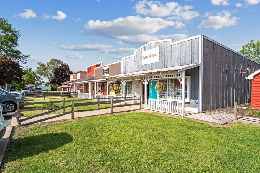 1415-1427 S Milford Rd, Highland, MI à louer - Photo du bâtiment - Image 3 de 16