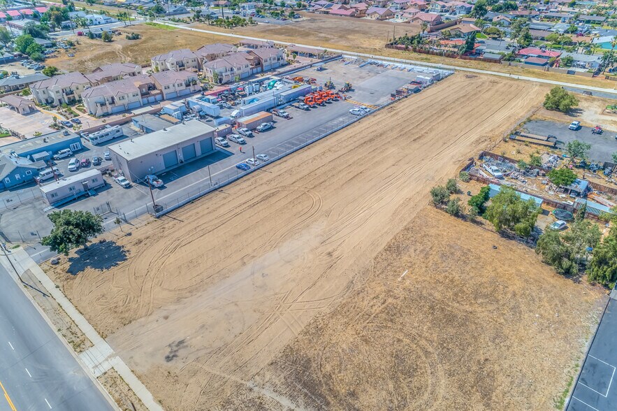 17630 Arrow Blvd, Fontana, CA à vendre - Photo du bâtiment - Image 2 de 12