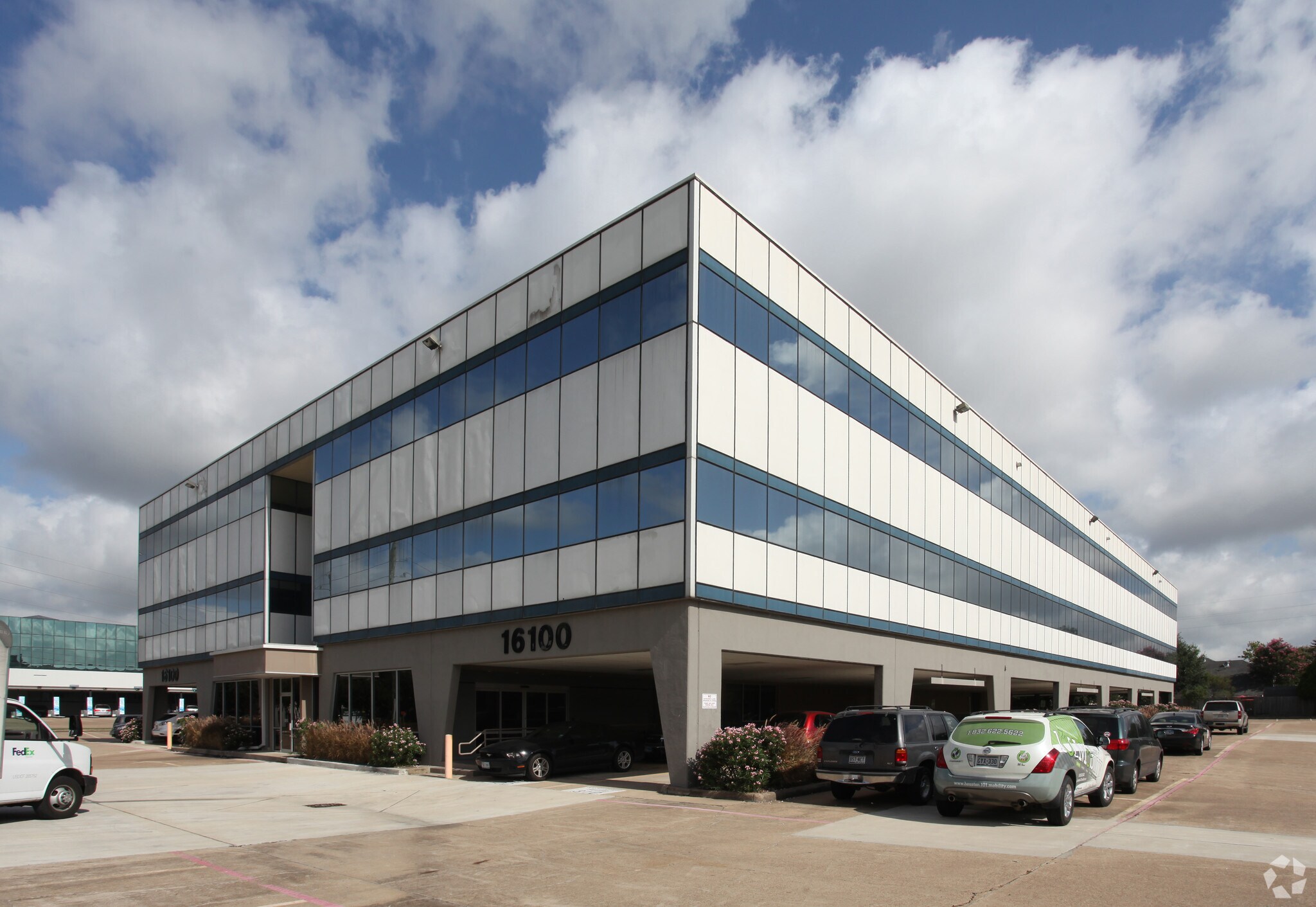 16100 Cairnway Dr, Houston, TX à louer Photo du bâtiment- Image 1 de 6