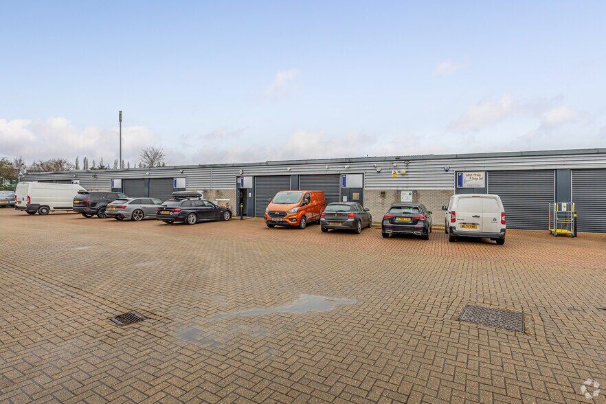 Langston Rd, Loughton à louer - Photo du bâtiment - Image 3 de 3