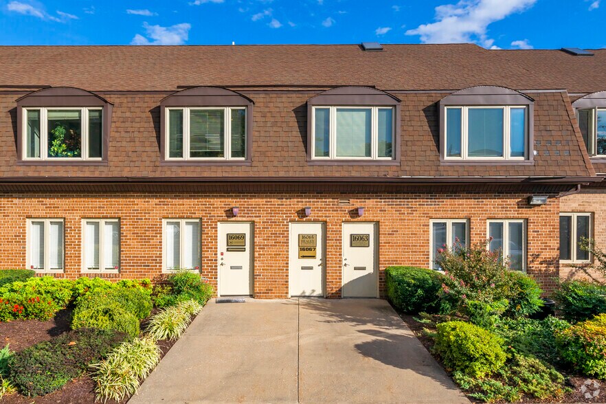 16001-16027 Comprint Cir, Gaithersburg, MD for sale - Building Photo - Image 2 of 6