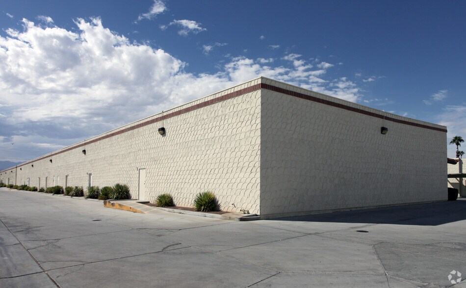 81-557 Doctor Carreon Blvd, Indio, CA à louer - Photo du bâtiment - Image 2 de 18