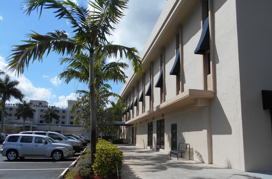 7301 N University Dr, Tamarac, FL for lease - Building Photo - Image 3 of 25