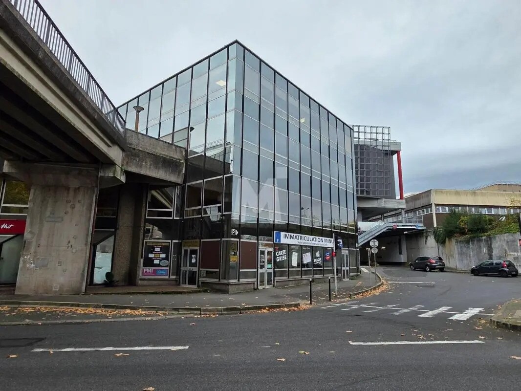 Bureau dans Évry-Courcouronnes à vendre Photo du bâtiment- Image 1 de 9