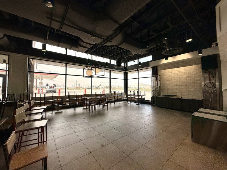 2171 E Slaton Rd, Lubbock, TX for lease - Interior Photo - Image 2 of 7