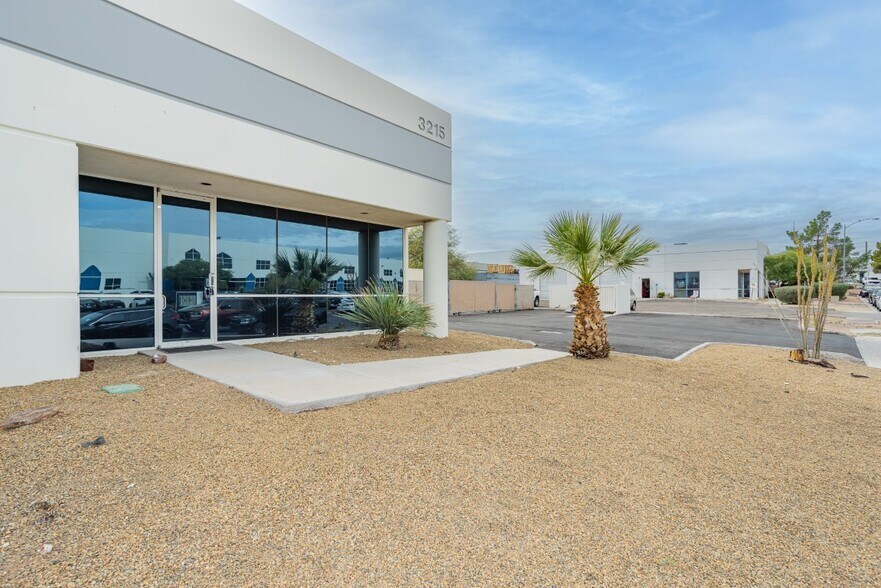 3215 Birtcher Dr, Las Vegas, NV à louer - Photo du bâtiment - Image 3 de 35
