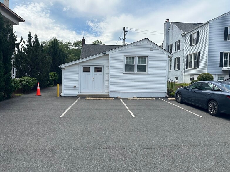 710 W Broad St, Falls Church, VA for lease - Building Photo - Image 2 of 6
