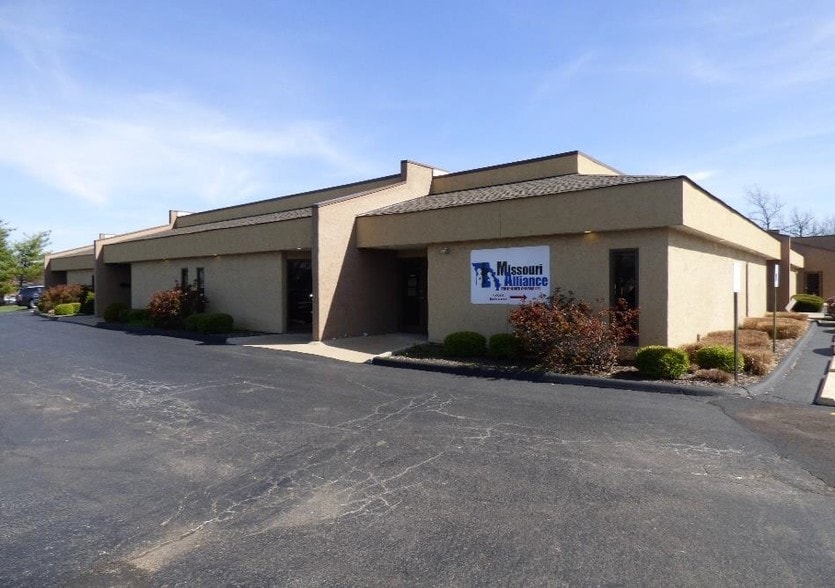 8-20 Worthington Access Dr, Maryland Heights, MO for lease - Primary Photo - Image 1 of 28