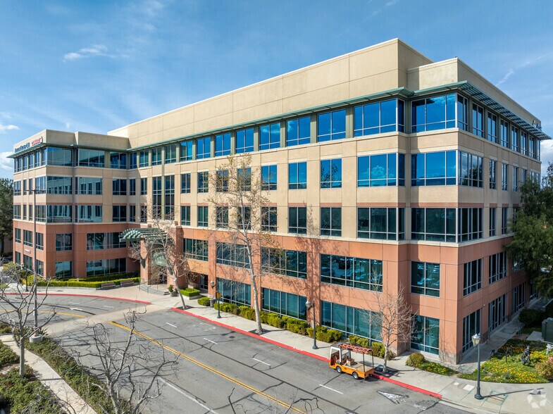 24200 Magic Mountain Pky, Valencia, CA à vendre - Photo du bâtiment - Image 2 de 9