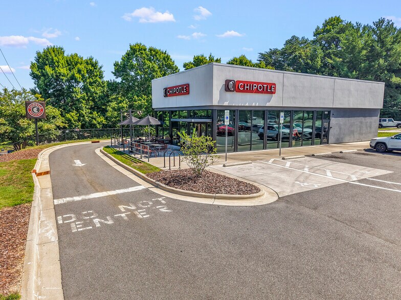 1051 Southpark Blvd, Winston-Salem, NC à vendre - Photo du bâtiment - Image 2 de 8