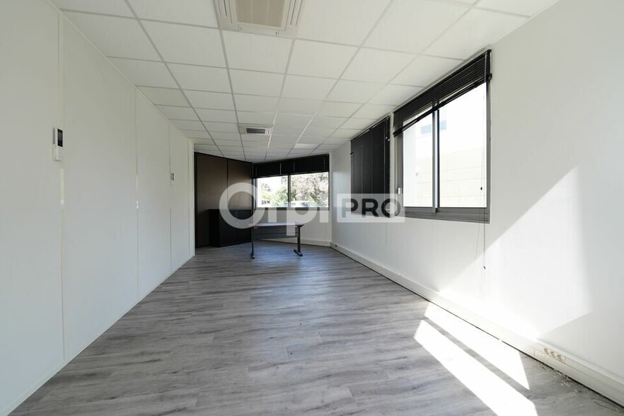 Bureau dans Saint-Maurice-de-Beynost à louer - Photo intérieure - Image 3 de 12