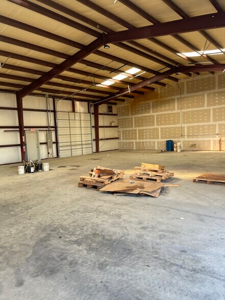 1031 Sales Dr, Waxahachie, TX à louer - Photo du bâtiment - Image 2 de 6