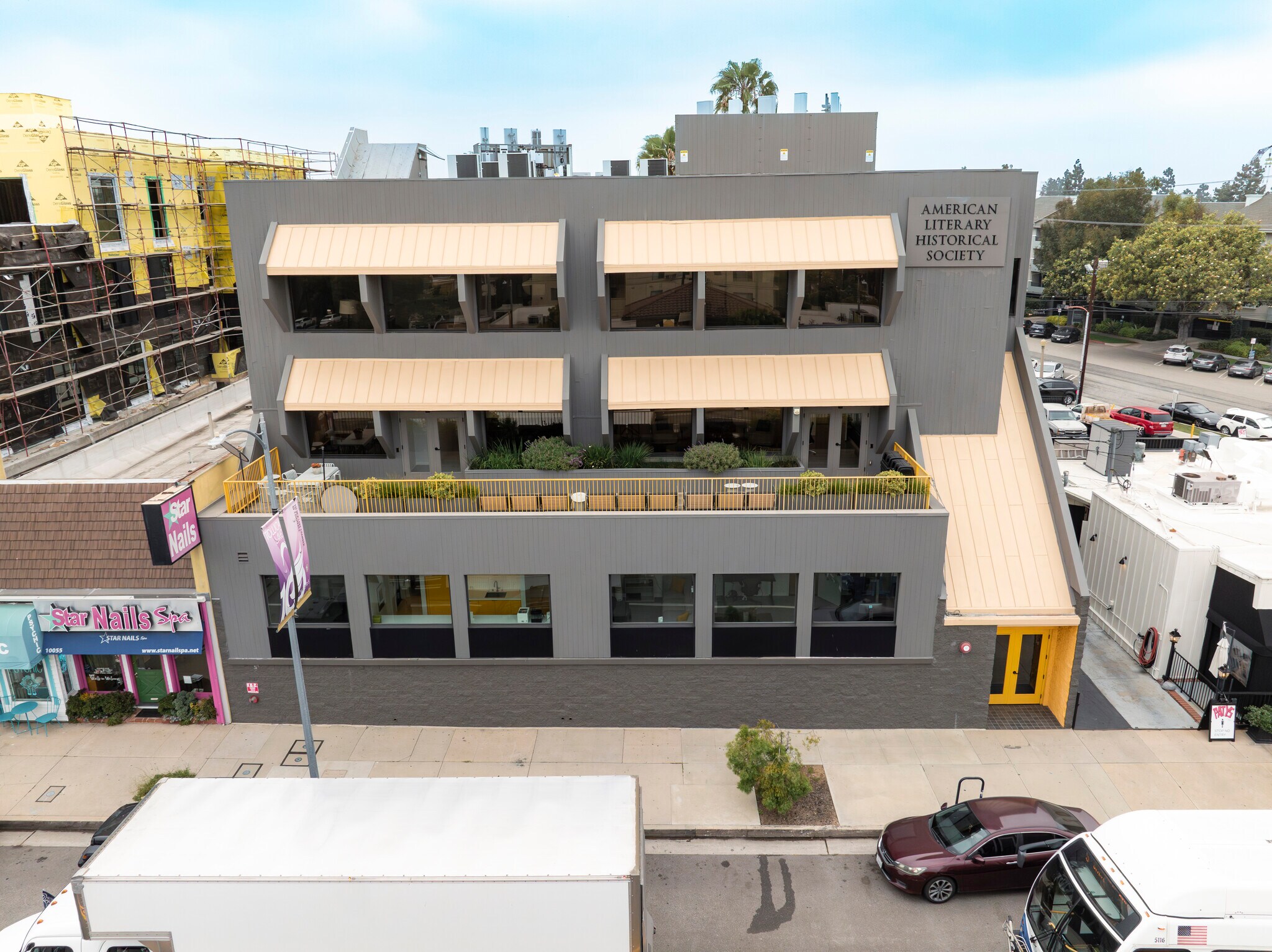 10045 Riverside Dr, Toluca Lake, CA à louer Photo du bâtiment- Image 1 de 11